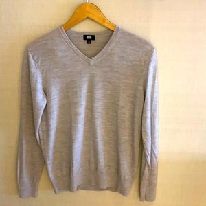UNIQLO Woman’s V-Neck Grey sweater